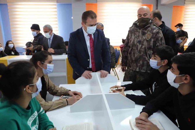 Hakkari Valisi Akbıyık: "Birinci Vazifemiz Eğitim"