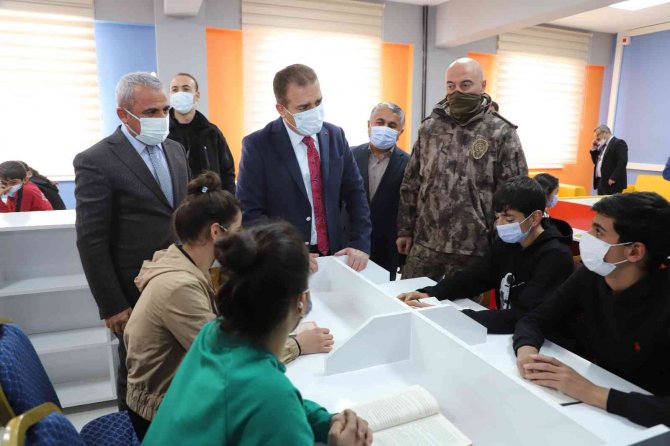 Hakkari Valisi Akbıyık: "Birinci Vazifemiz Eğitim"