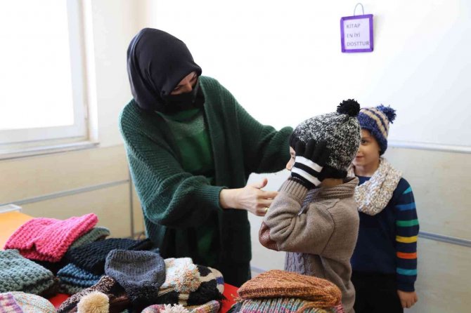 ’Hayırda Yarışan Kadınlar’ Hem Kütüphane Kurdu Hem De Yetimleri Sevindirdi