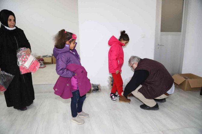 ’Hayırda Yarışan Kadınlar’ Hem Kütüphane Kurdu Hem De Yetimleri Sevindirdi