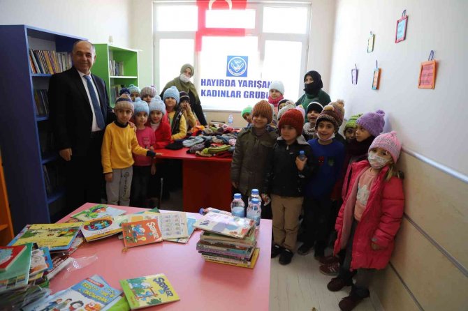 ’Hayırda Yarışan Kadınlar’ Hem Kütüphane Kurdu Hem De Yetimleri Sevindirdi