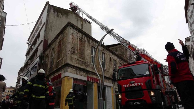 Ordu’da Baca Yangınında Dumandan Etkilenen İki Kişi Hastaneye Kaldırıldı