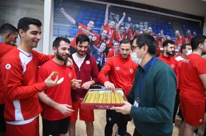 Başkan Vidinlioğlu’ndan A Milli Hentbol Takımına Baklava İkramı
