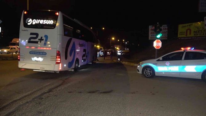 Yolcu Otobüsünün Çarptığı Otomobil, Metrelerce Sürüklendi: 1 Yaralı