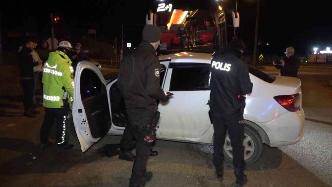 Yolcu Otobüsünün Çarptığı Otomobil, Metrelerce Sürüklendi: 1 Yaralı