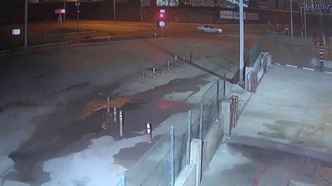 Yolcu Otobüsünün Çarptığı Otomobil Hurdaya Döndü