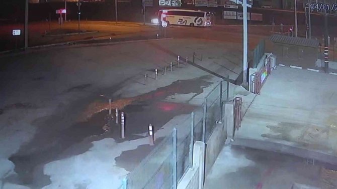 Yolcu Otobüsünün Çarptığı Otomobil Hurdaya Döndü