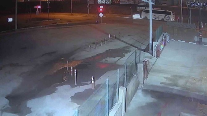 Yolcu Otobüsünün Çarptığı Otomobil Hurdaya Döndü