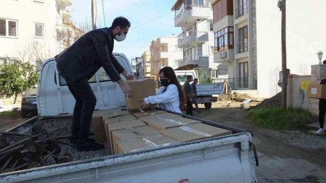 Balıkesir’de Üniversiteliler İhtiyaç Sahiplerine Gıda Yardımı Götürdü