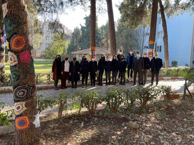 Salihli’de Ağaçlar Örgü Motiflerle Süslendi