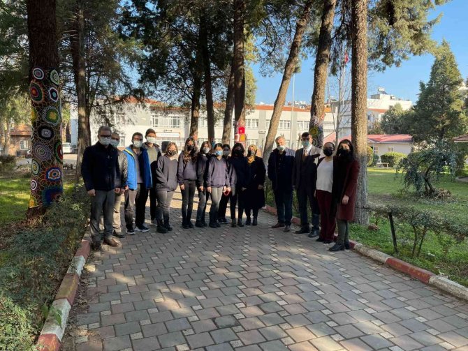 Salihli’de Ağaçlar Örgü Motiflerle Süslendi