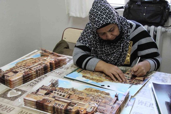 Selçuklu Ve Osmanlı Mimarisine Dayanan Rölyef Sanatı Mardinli Kadınların Elinde