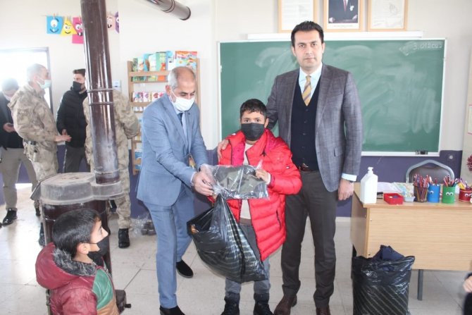 Bulanık’ta Öğrencilere Giyim Yardımı