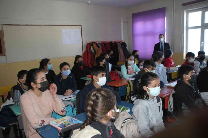 Kaymakam Demirer’den Öğrencilere Moral Ziyareti