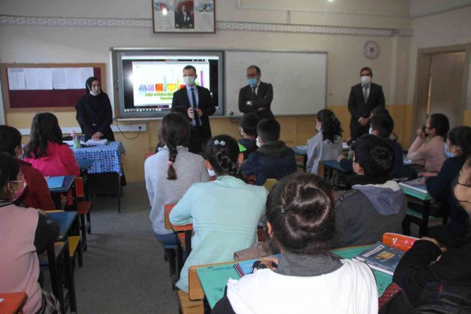 Kaymakam Demirer’den Öğrencilere Moral Ziyareti