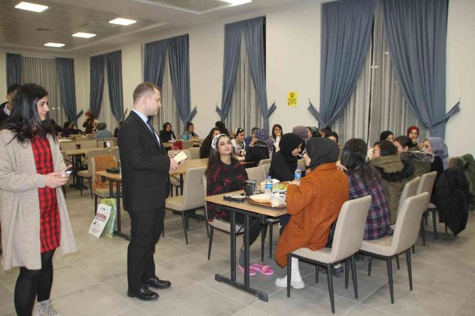 Kaymakam Demirer Üniversite Öğrencileriyle Bir Araya Geldi