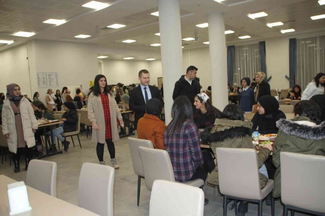 Kaymakam Demirer Üniversite Öğrencileriyle Bir Araya Geldi