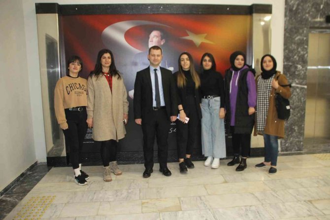 Kaymakam Demirer Üniversite Öğrencileriyle Bir Araya Geldi