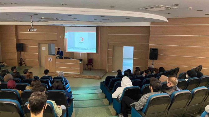 Üniversite Öğrencileri Kan Bağışına Dikkat Çekti
