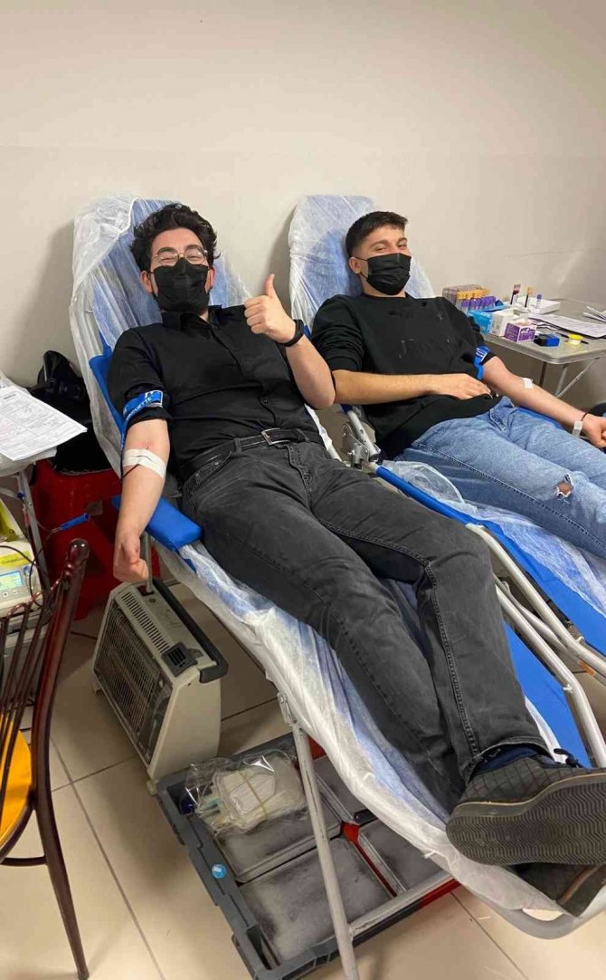 Üniversite Öğrencileri Kan Bağışına Dikkat Çekti
