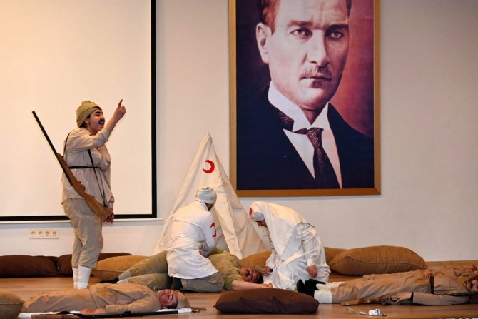 "Vatan Uğruna" Seyirciyle Buluştu