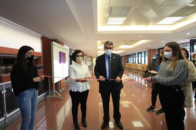 Kumaşları Yakarak Yaptığı Portreleri Beğeniye Sundu