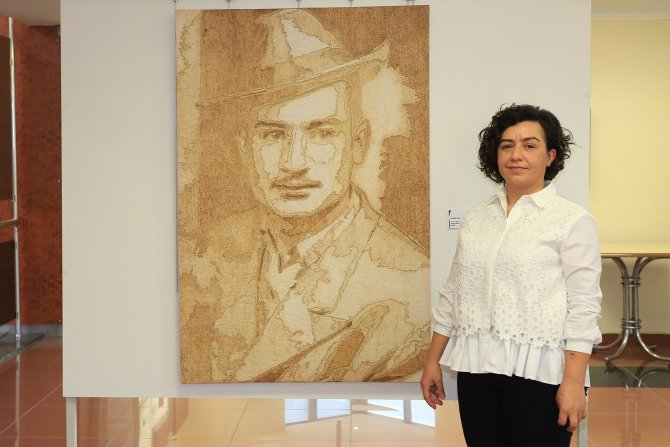 Kumaşları Yakarak Yaptığı Portreleri Beğeniye Sundu
