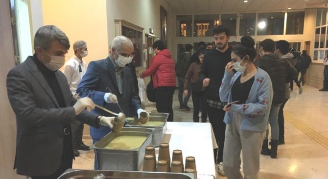 Rektör Uysal’dan Öğrencilere Çorba İkramı
