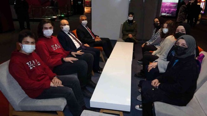 Vali Dağlı ’Kesişme: İ̇yi Ki Varsın Eren’ Filmini Lise Öğrencileriyle Birlikte İzledi