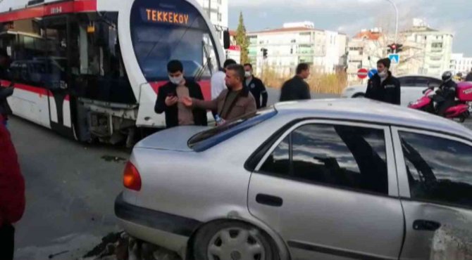 Samsun’da Tramvay Otomobile Çarptı