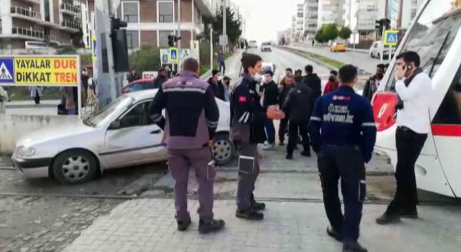 Samsun’da Tramvay Otomobile Çarptı