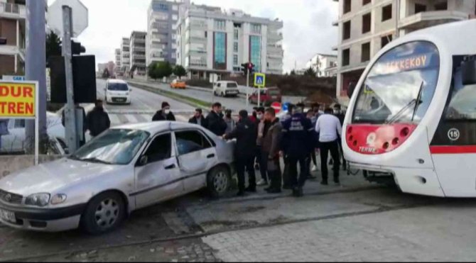 Samsun’da Tramvay Otomobile Çarptı