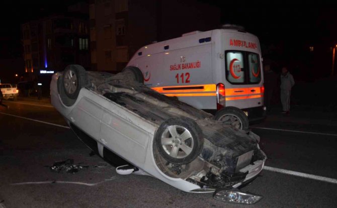 Otomobil Karşı Şeride Geçip Takla Attı. 2 Yaralı