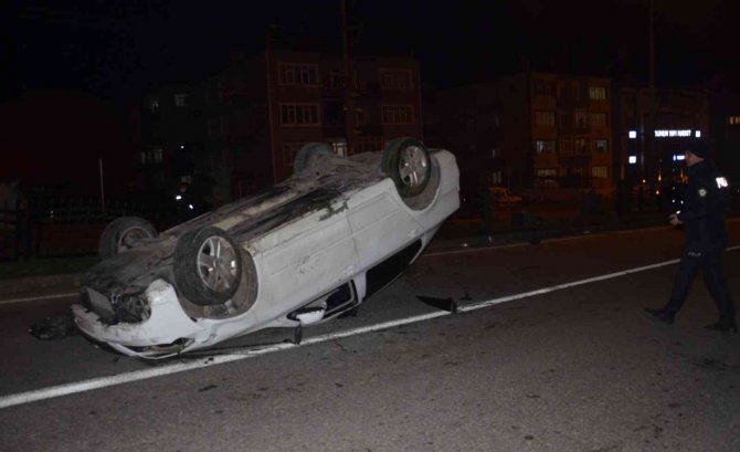 Otomobil Karşı Şeride Geçip Takla Attı. 2 Yaralı