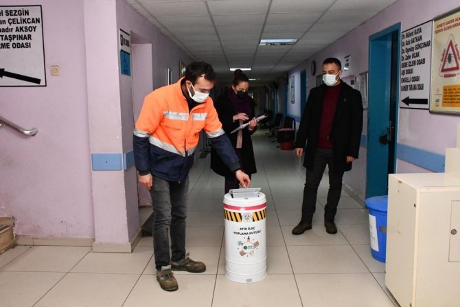 Eczanelere ’Atık İlaç Toplama Kutuları’ Dağıtıldı