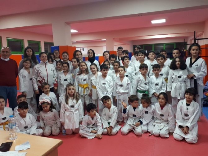 Burhaniye’de Tekvandocu Gençlere Kuşak Sınavı