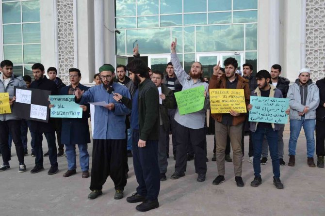 Yalova Üniversitesi Öğrencileri, Cihad Kısa’yı Protesto Etti