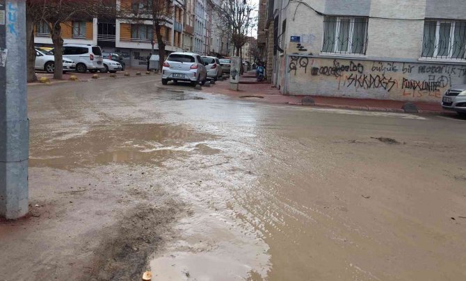 Her Yağmur Sonrası Oluşan Çamur Manzarasına İsyan Ediyorlar