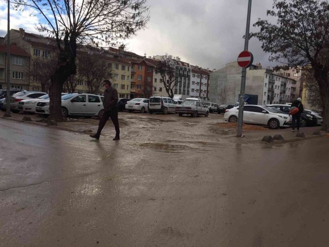Her Yağmur Sonrası Oluşan Çamur Manzarasına İsyan Ediyorlar
