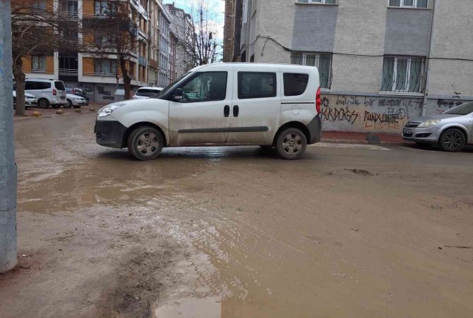 Her Yağmur Sonrası Oluşan Çamur Manzarasına İsyan Ediyorlar