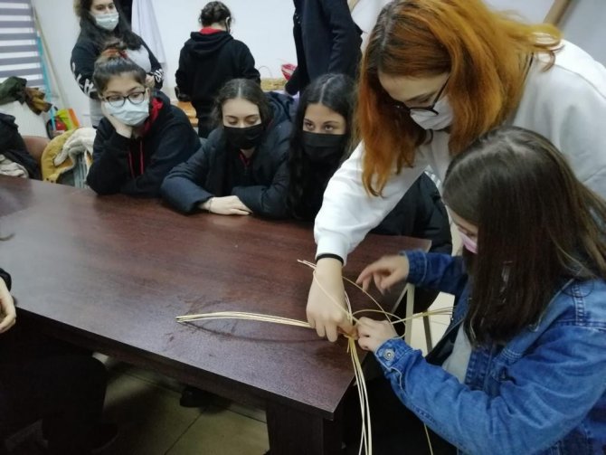 Liseli Öğrenciler Sepet Örmeyi Öğrendi
