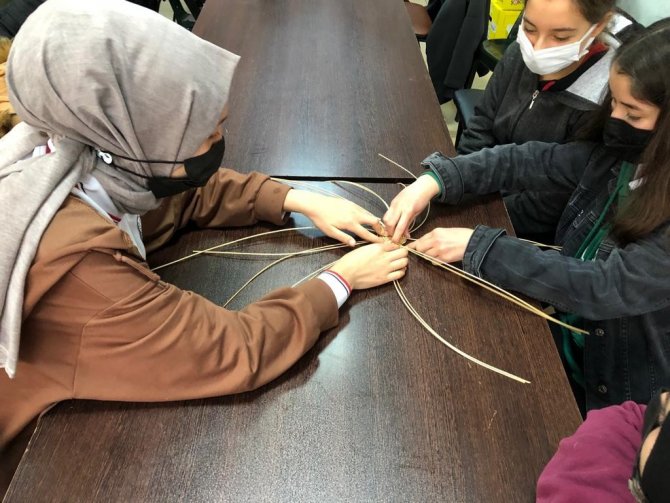 Liseli Öğrenciler Sepet Örmeyi Öğrendi