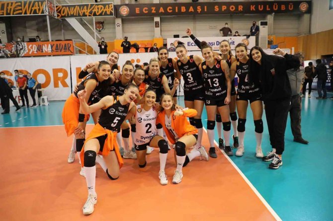 Eczacıbaşı Dynavit Kupa Voley’de Yarı Finalde