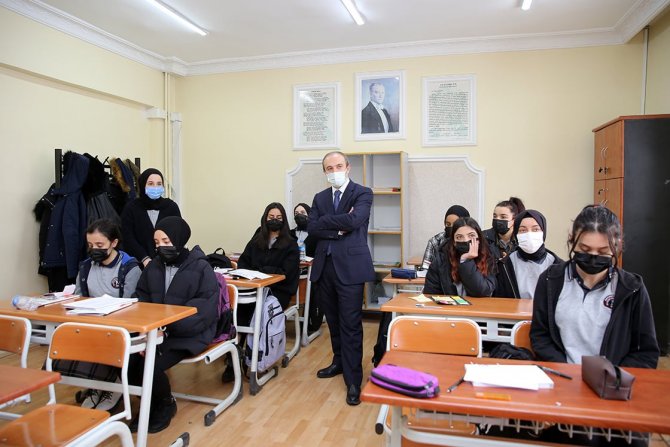 Vali Epcim, Rekabet Kurumu Kız Anadolu Lisesinde Öğrencilere Kitap Dağıttı