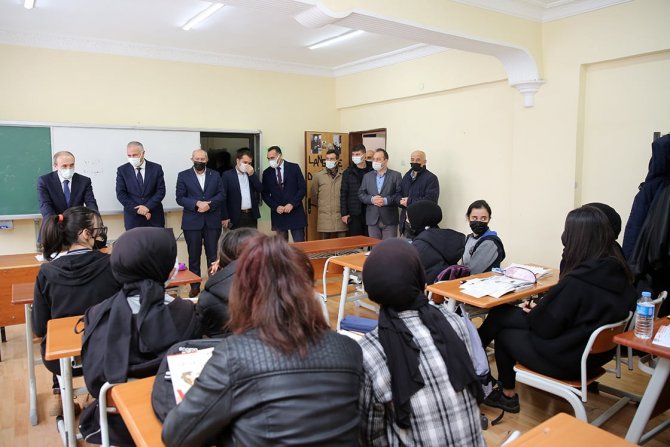 Vali Epcim, Rekabet Kurumu Kız Anadolu Lisesinde Öğrencilere Kitap Dağıttı