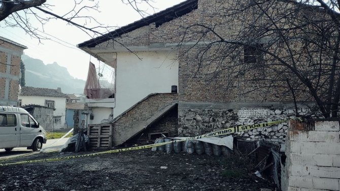 Genç Kız, Tartıştığı Annesini Önce Bıçakladı Sonra Kabloyla Boğarak Öldürdü