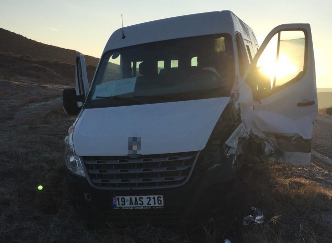 Öğrenci Servisi Otomobil İle Çarpıştı: 2 Yaralı