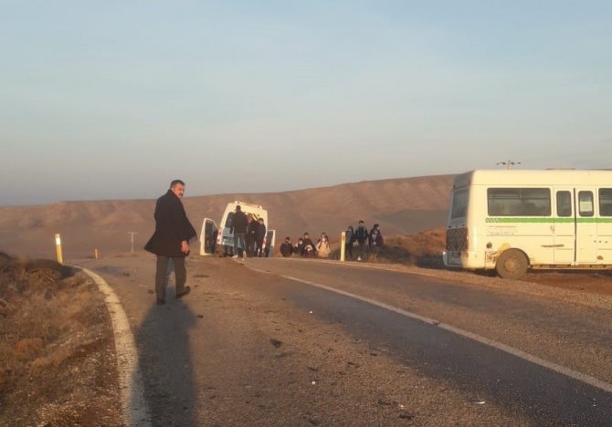 Öğrenci Servisi Otomobil İle Çarpıştı: 2 Yaralı