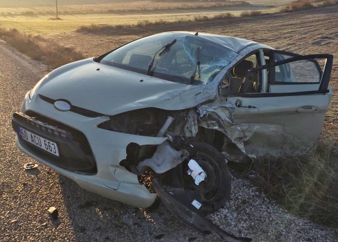 Öğrenci Servisi Otomobil İle Çarpıştı: 2 Yaralı