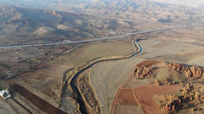 Kızılırmak Nehrini Besleyen Delice Irmağı Alarm Veriyor: Kuraklık Çiftçileri Vurdu